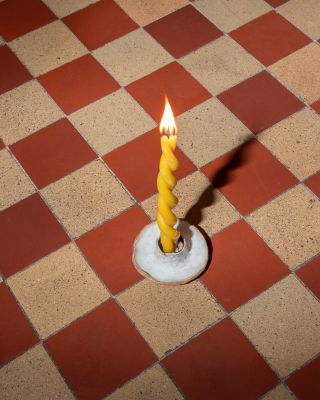 Nenápadně se mi na e-shop přimotala nová svíčka Twist. 🐚 Ručně namáčená v čistém včelím vosku. Jednoduchost, která mě...